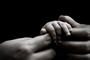 baby-hand-holding-mothers-hands-s_1